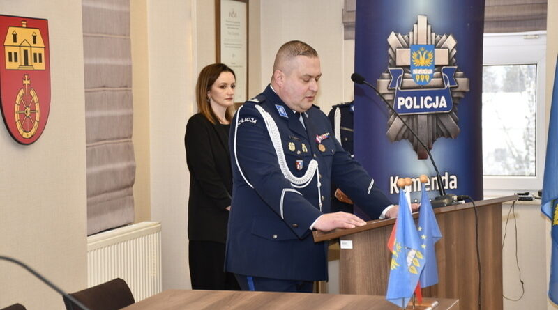 Uroczysta zbiórka w Brzozowie. Podinsp. Robert Gęborys objął obowiązki Komendanta Powiatowego Policji