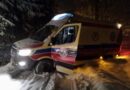 Karetka utknęła w śniegu. Strażacy ruszyli na pomoc