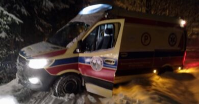 Karetka utknęła w śniegu. Strażacy ruszyli na pomoc