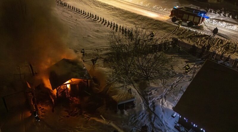 Pożar altany w Warze. Pierwsza interwencja strażaków OSP w 2026 roku