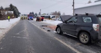 Zderzenie dwóch samochodów na DW 887 w Humniskach. Interweniowały służby ratunkowe