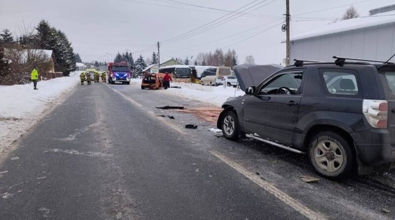 Zderzenie dwóch samochodów na DW 887 w Humniskach. Interweniowały służby ratunkowe