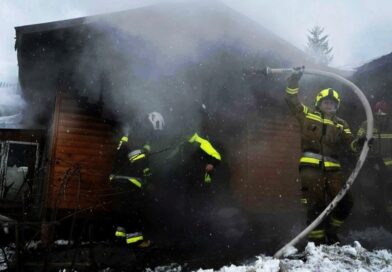 Pożar budynku gospodarczego w Jasienicy Rosielnej. Szybka akcja strażaków