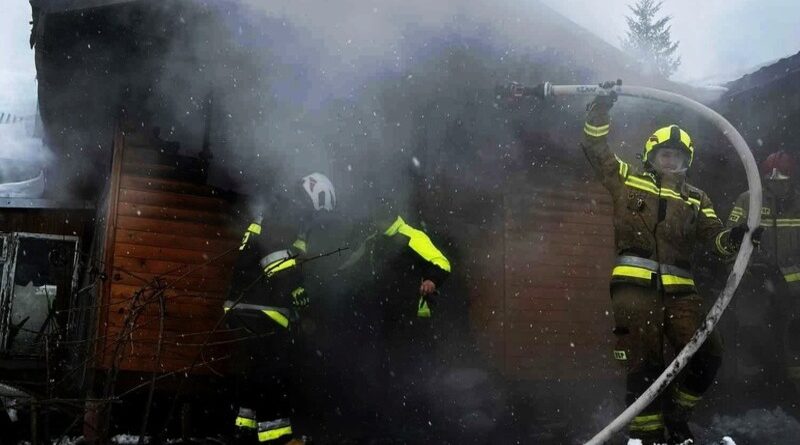 Pożar budynku gospodarczego w Jasienicy Rosielnej. Szybka akcja strażaków