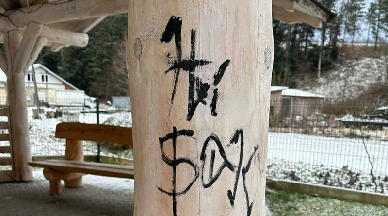 Akt wandalizmu przy strażnicy OSP KSRG Izdebki. Zniszczono elementy nowej altany