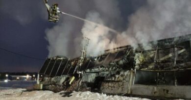 Pożar hali produkcyjnej w Zagórzu. Na miejscu pracowało 61 strażaków