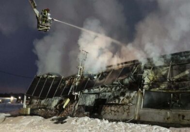 Pożar hali produkcyjnej w Zagórzu. Na miejscu pracowało 61 strażaków