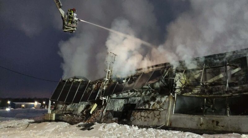 Pożar hali produkcyjnej w Zagórzu. Na miejscu pracowało 61 strażaków