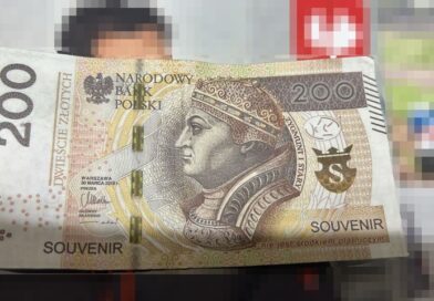 Fałszywe banknoty z napisem “souvenir” w obiegu – policja z Jasła prowadzi postępowanie
