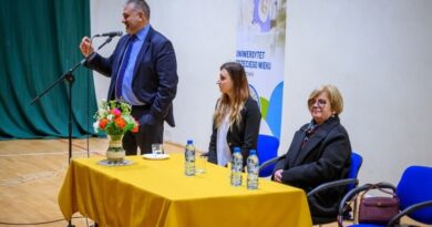 Minister Waldemar Żurek w Brzozowie: o bezpieczeństwie seniorów i walce z oszustwami podczas spotkania z Uniwersytetem Trzeciego Wieku