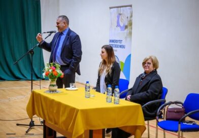 Minister Waldemar Żurek w Brzozowie: o bezpieczeństwie seniorów i walce z oszustwami podczas spotkania z Uniwersytetem Trzeciego Wieku