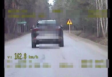Pędził Porsche 136 km/h w terenie zabudowanym. Słono zapłacił i stracił prawo jazdy