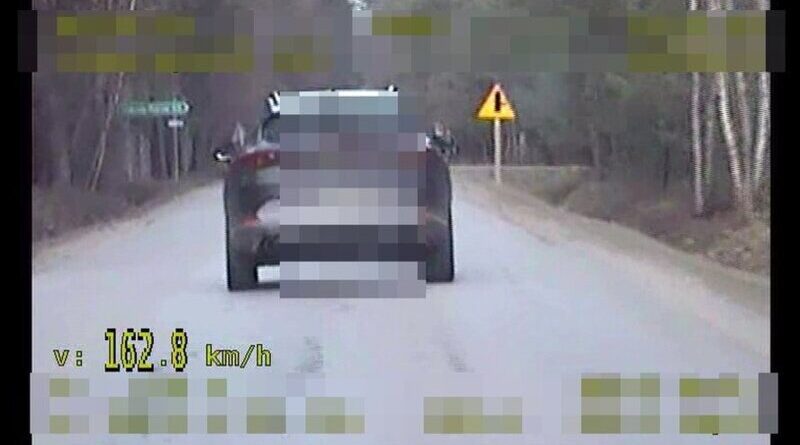 Pędził Porsche 136 km/h w terenie zabudowanym. Słono zapłacił i stracił prawo jazdy