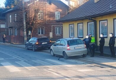 Kolizja na DW 887 w Humniskach. 20-latek uderzył w tył volvo Kolizja na DW 887 w Humniskach. 20-latek uderzył w tył volvo