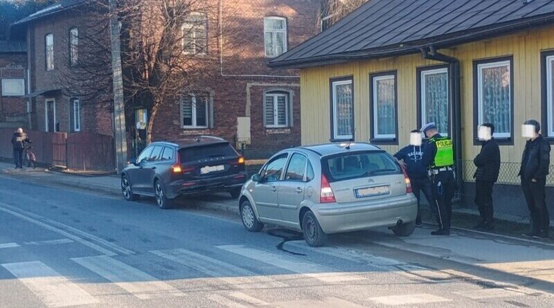 Kolizja na DW 887 w Humniskach. 20-latek uderzył w tył volvo Kolizja na DW 887 w Humniskach. 20-latek uderzył w tył volvo