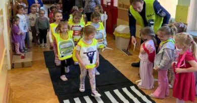 Dzielnicowi z wizytą u najmłodszych. Przedszkolaki poznały pracę policji