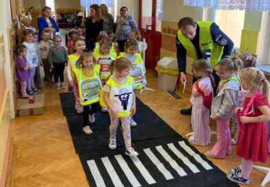 Dzielnicowi z wizytą u najmłodszych. Przedszkolaki poznały pracę policji