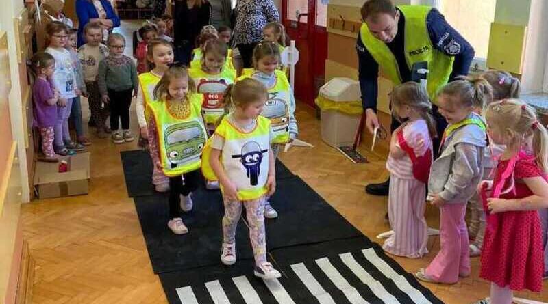 Dzielnicowi z wizytą u najmłodszych. Przedszkolaki poznały pracę policji