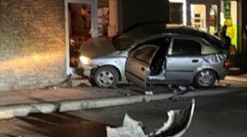 Kierowca bez uprawnień wjechał w sklep. Uciekł z miejsca zdarzenia