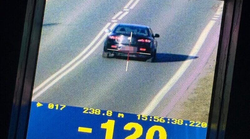 120 km/h w terenie zabudowanym. 19-latek z mandatem 4000 zł