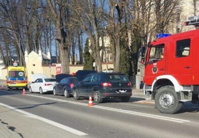 Zderzenie trzech aut na DW 886 w Starej Wsi. Jedna osoba poszkodowana, ruch odbywał się wahadłowo