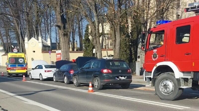 Zderzenie trzech aut na DW 886 w Starej Wsi. Jedna osoba poszkodowana, ruch odbywał się wahadłowo