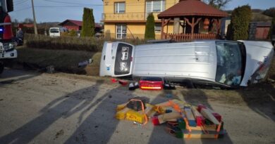 Niebocko. Samochód osobowy wpadł do rowu. Dwie osoby poszkodowane