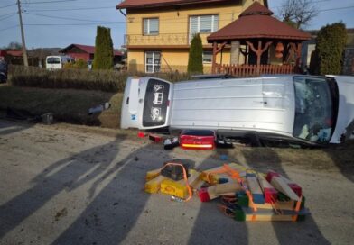 Niebocko. Samochód osobowy wpadł do rowu. Dwie osoby poszkodowane