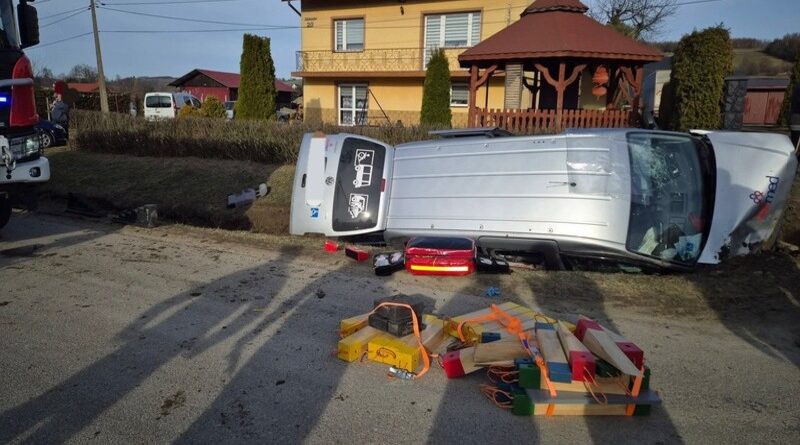 Niebocko. Samochód osobowy wpadł do rowu. Dwie osoby poszkodowane