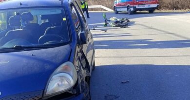 Zderzenie motocykla z samochodem w Wydrnej. Na miejscu pracują służby