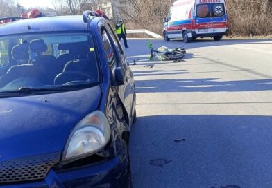 Zderzenie motocykla z samochodem w Wydrnej. Na miejscu pracują służby