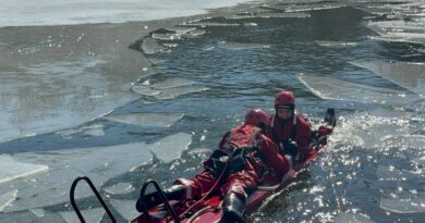 Strażacy ćwiczyli ratownictwo na lodzie. Symulowali akcję po załamaniu się tafli