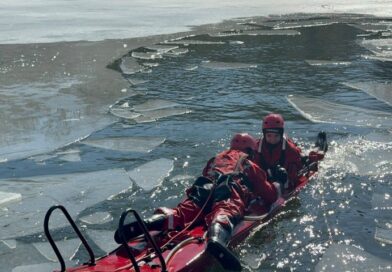 Strażacy ćwiczyli ratownictwo na lodzie. Symulowali akcję po załamaniu się tafli