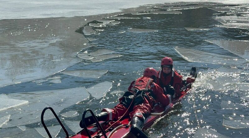 Strażacy ćwiczyli ratownictwo na lodzie. Symulowali akcję po załamaniu się tafli