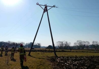 Awaria słupa energetycznego w Starej Wsi. Na miejscu strażacy i pogotowie energetyczne
