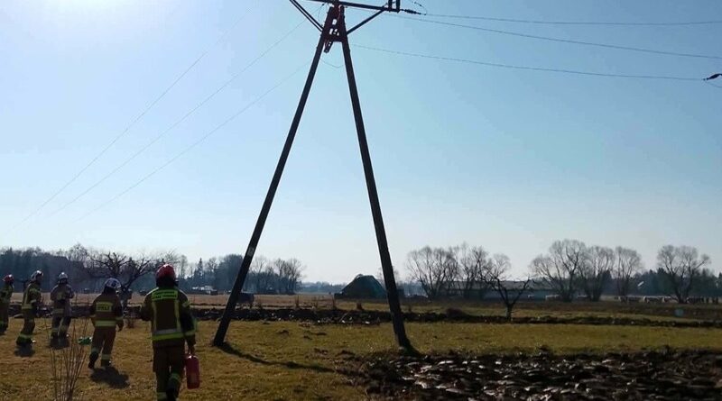 Awaria słupa energetycznego w Starej Wsi. Na miejscu strażacy i pogotowie energetyczne