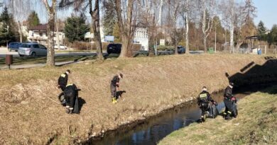 Kolejna akcja sprzątania nad Stobnicą. Druhowie z OSP w Brzozowie działają dla środowiska