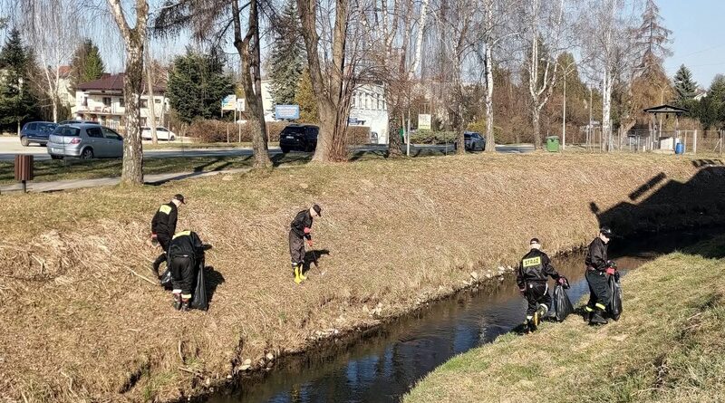 Kolejna akcja sprzątania nad Stobnicą. Druhowie z OSP w Brzozowie działają dla środowiska