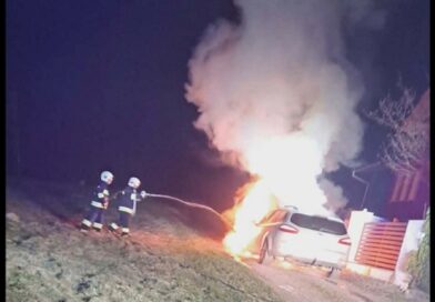 Pożar samochodu w Grabownicy Starzeńskiej. Interweniowały służby ratunkowe