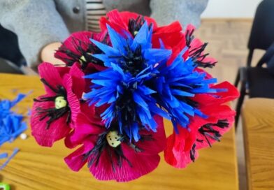 Międzypokoleniowe warsztaty tworzenia kwiatów do palm wielkanocnych w Jasienicy Rosielnej