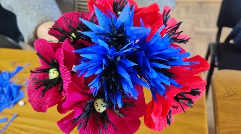 Międzypokoleniowe warsztaty tworzenia kwiatów do palm wielkanocnych w Jasienicy Rosielnej