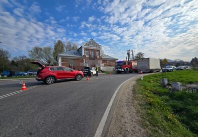 Zderzenie dwóch aut w Trześniowie – nieustąpienie pierwszeństwa przyczyną wypadku, jedna osoba w szpitalu