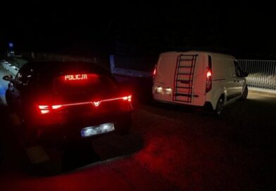 Przekroczenie prędkości i wyprzedzanie na przejeździe. Kierowca pod wpływem narkotyków