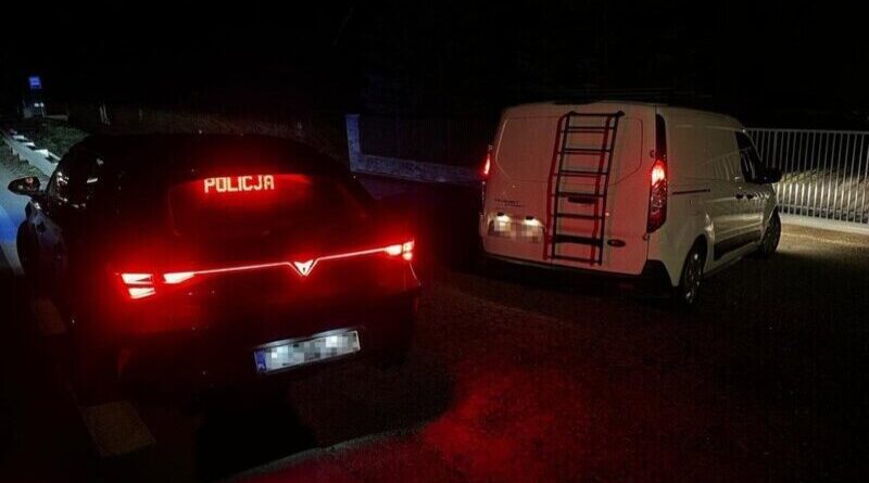 Przekroczenie prędkości i wyprzedzanie na przejeździe. Kierowca pod wpływem narkotyków