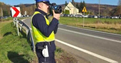 Jechał za szybko i bez uprawnień. Sprawa trafi do sądu