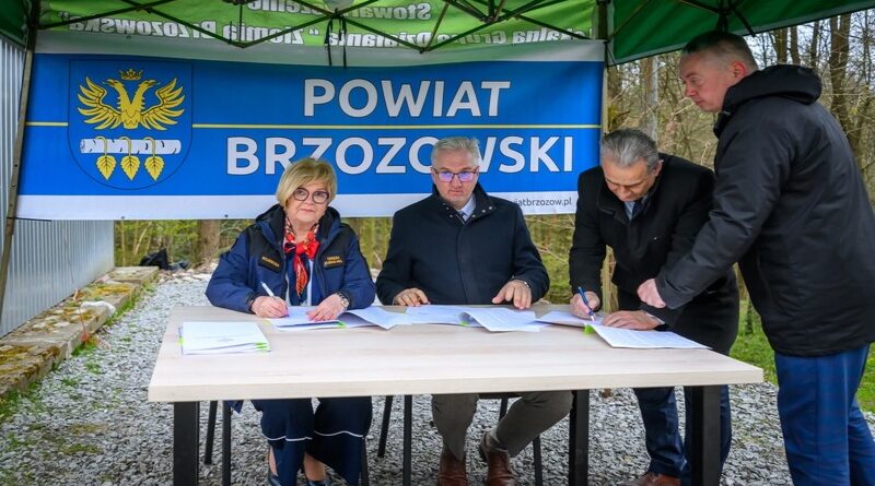 Ponad 3,5 mln zł na walkę z osuwiskami w powiecie brzozowskim. Podpisano 5 umów