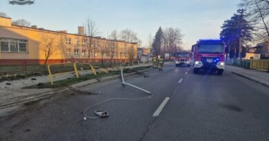 Dachowanie auta w Sanoku. Niebezpieczny wypadek na ul. Lipińskiego