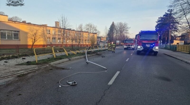 Dachowanie auta w Sanoku. Niebezpieczny wypadek na ul. Lipińskiego