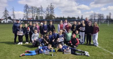 Blizne i „ogólniak” na czele – blisko 260 młodych biegaczy rywalizowało w powiatowych przełajach