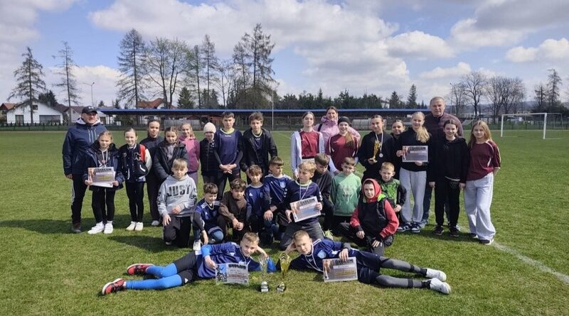 Blizne i „ogólniak” na czele – blisko 260 młodych biegaczy rywalizowało w powiatowych przełajach